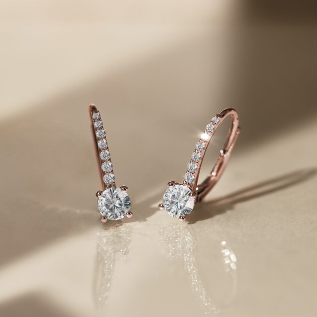 BOUCLES D'OREILLES FERMOIR DORMEUSE EN OR ROSE, AVEC DIAMANTS - BOUCLES D'OREILLES EN DIAMANT - 