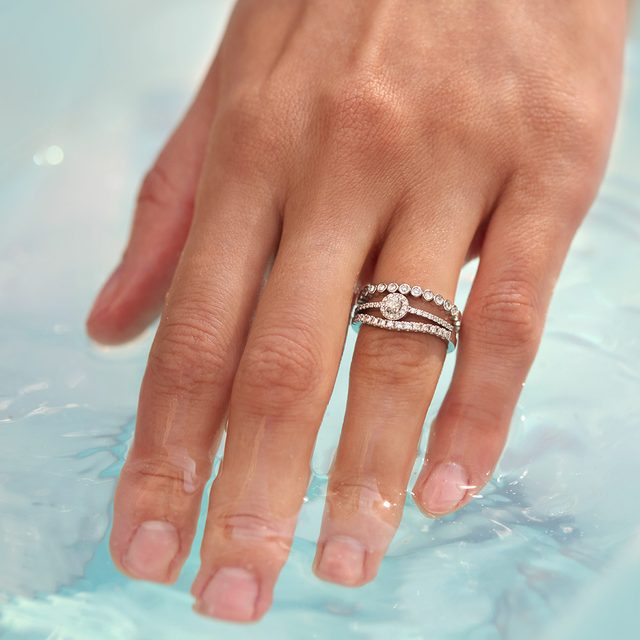 PIERŚCIONEK ZARĘCZYNOWY Z BIAŁEGO, 14-KARATOWEGO ZŁOTA Z BRYLANTAMI - ZARĘCZYNOWE Z DIAMENTAMI - 