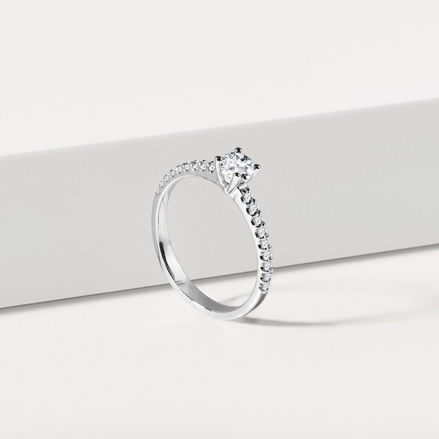 BAGUE DE FIANÇAILLES EN OR BLANC AVEC PAVÉ DE DIAMANTS - BAGUES DE FIANÇAILLES EN DIAMANT - 