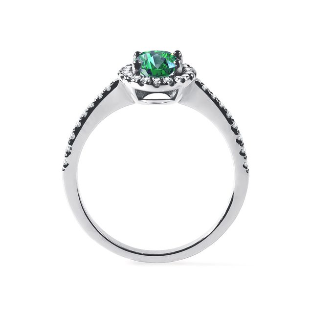 Oval emerald and diamond ring in white gold | KLENOTA