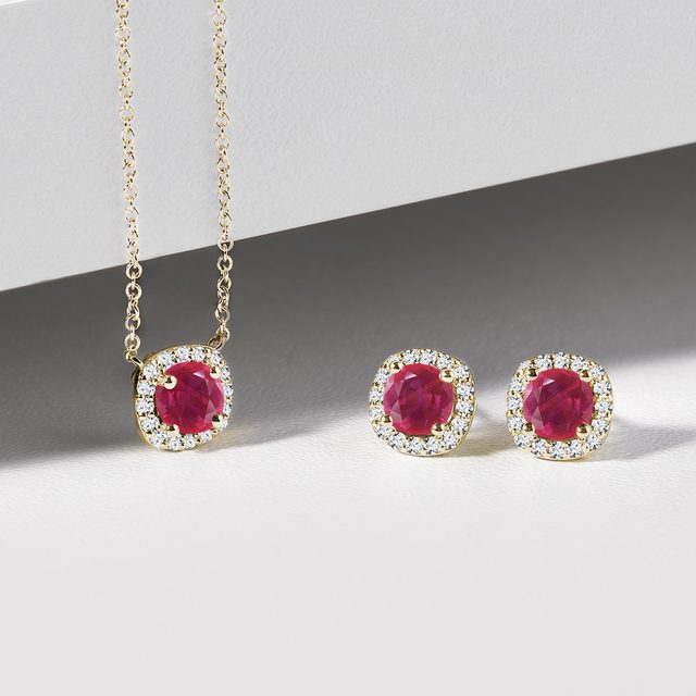 LUXE RUBY AND DIAMOND HALO JEWELRY SET IN YELLOW GOLD - GEMSTONE SETS - 