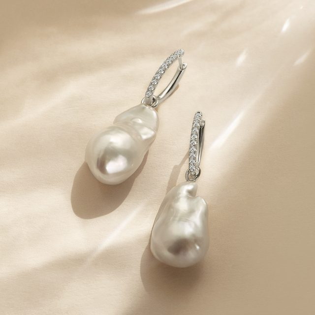 NÁUŠNICE KRUHY S BAROKNÍMI PERLAMI V BÍLÉM ZLATĚ - PERLOVÉ NÁUŠNICE - 