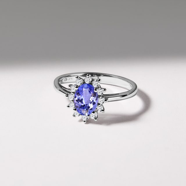 PIERŚCIONEK WYKONANY Z BIAŁEGO ZŁOTA Z DIAMENTAMI I TANZANITEM - PIERŚCIONKI Z TANZANITAMI - 