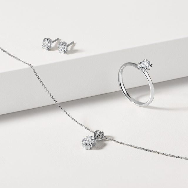 BAGUE DE FIANÇAILLES EN OR BLANC AVEC DIAMANT OVALE - BAGUES DE FIANÇAILLES EN DIAMANT - 