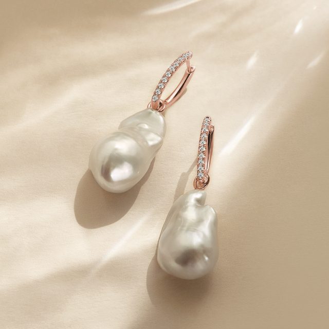 BOUCLES D'OREILLES EN OR ROSE, PERLES BAROQUES, DIAMANTS - BOUCLES D'OREILLES EN PERLES - 