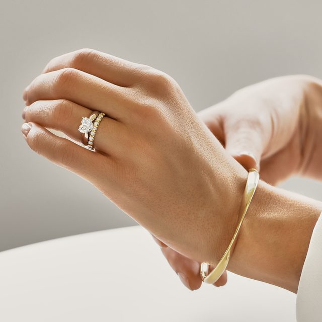 ELEGANT GOLD BRACELET WITH TWIST DETAIL - YELLOW GOLD BRACELETS - 