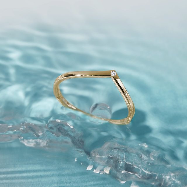 OBRĄCZKA CHEVRON Z ŻÓŁTEGO ZŁOTA Z MAŁYM BRYLANTEM - PIERŚCIONKI Z DIAMENTAMI - 