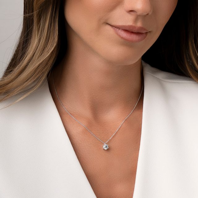 PENDENTIF EN OR BLANC SERTI D'UN BRILLANT - COLLIERS AVEC DIAMANTS - 