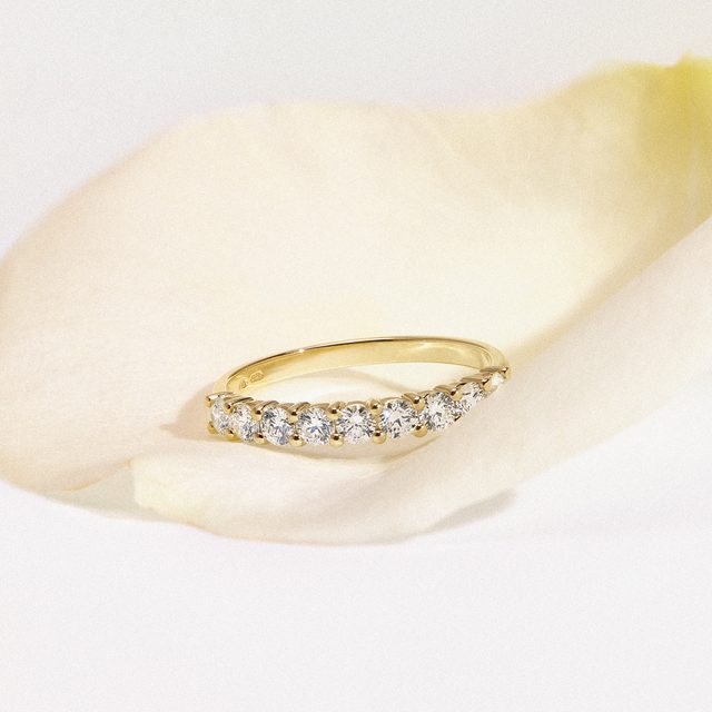 LUXURY DIAMOND RING IN YELLOW GOLD - WEDDING RINGS WITH DIAMONDS - 