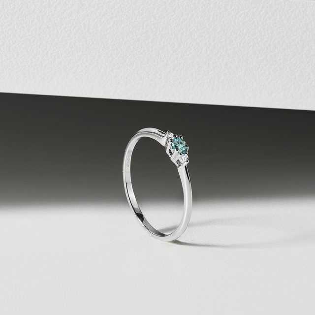 BAGUE TRILOGIE EN OR BLANC ET DIAMANT BLEU - BAGUES DE FIANÇAILLES AVEC DIAMANTS DE COULEUR - 