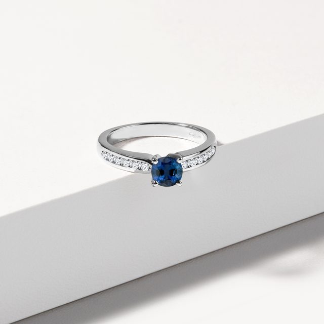 SAPPHIRE AND DIAMOND RING IN WHITE GOLD - SAPHIRVERLOBUNGSRINGE - 