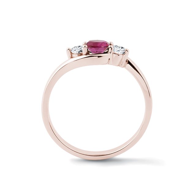 PIERŚCIONEK Z RÓŻOWEGO ZŁOTA Z RÓŻOWYM TURMALINEM I DWOMA DIAMENTAMI PO BOKACH - PIERŚCIONKI Z TURMALINAMI - 