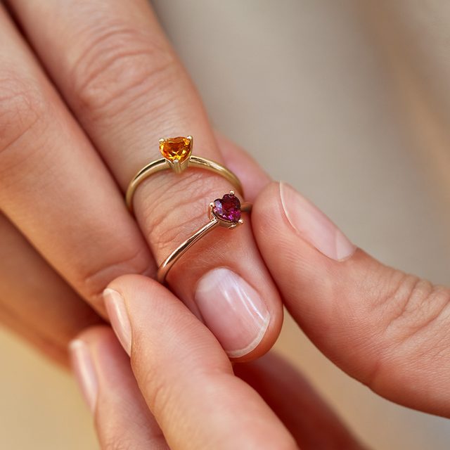 PRSTEN SRDÍČKO S RHODOLITEM V RŮŽOVÉM ZLATĚ - PRSTENY S DRAHOKAMY - 