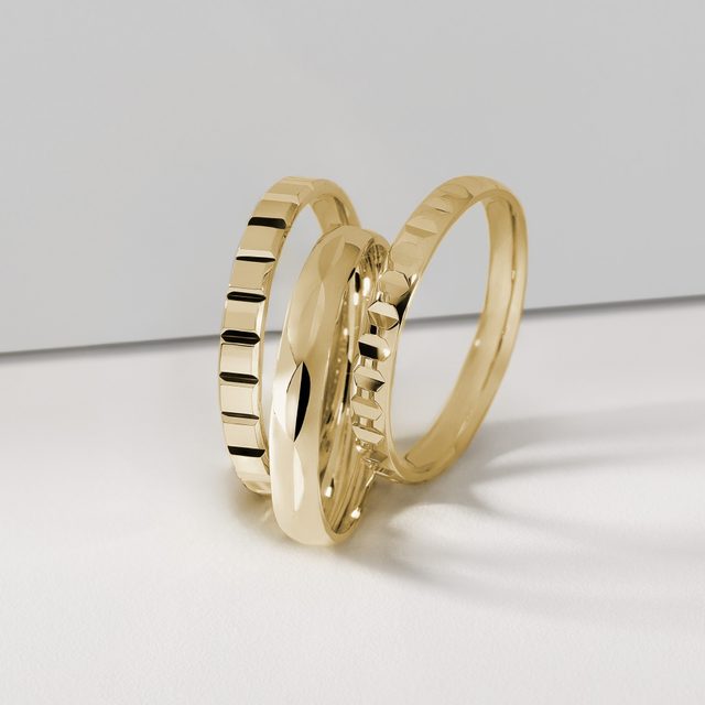 ORYGINALNY KOMPLET ŚLUBNY Z ŻÓŁTEGO ZŁOTA Z GRAWERUNKIEM - ZESTAWY OBRĄCZEK Z ŻÓŁTEGO ZŁOTA - 