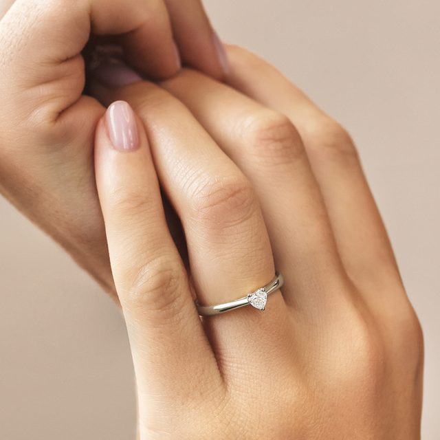 DIAMANTRING MIT HERZFORM IN WEISSGOLD - VERLOBUNGSRINGE DIAMANTEN - 