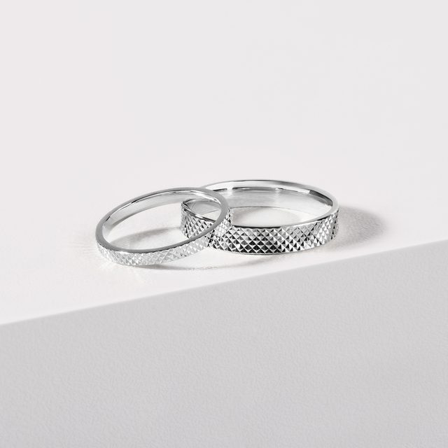 HERRENRING MIT ZARTEM MUSTER AUS WEISSGOLD - TRAURINGE FÜR HERREN - 