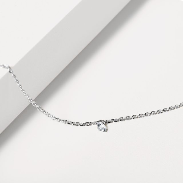 NÁRAMOK Z BIELEHO ZLATA S PREVŔTANÝM LAB GROWN DIAMANTOM - NÁRAMKY S DIAMANTMI - 