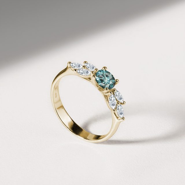 ÚCHVATNÝ PRSTEN S MODRÝM DIAMANTEM VE ŽLUTÉM 14K ZLATĚ - ZÁSNUBNÍ PRSTENY S BAREVNÝM DIAMANTEM - 