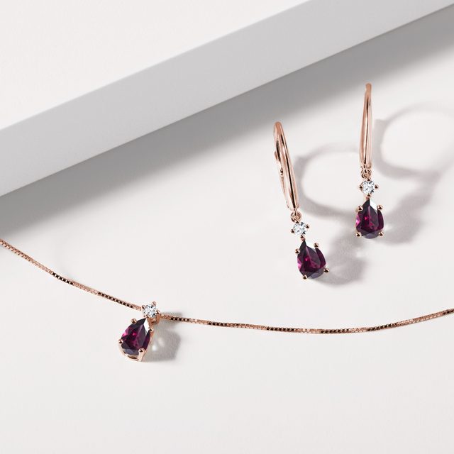 BOUCLES D'OREILLES PENDANTES EN OR ROSE ET RHODOLITES - BOUCLES D'OREILLES AVEC GEMMES - 