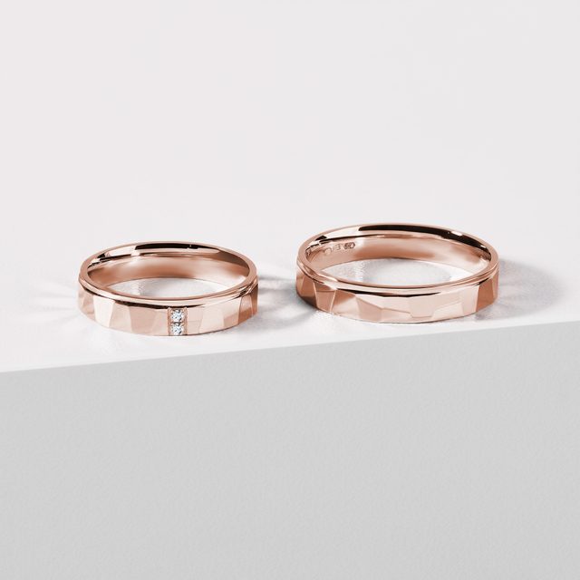 SET FACETTIERTER RINGE AUS ROSÉGOLD - ROSÉGOLDENE TRAURINGE IM SET - 