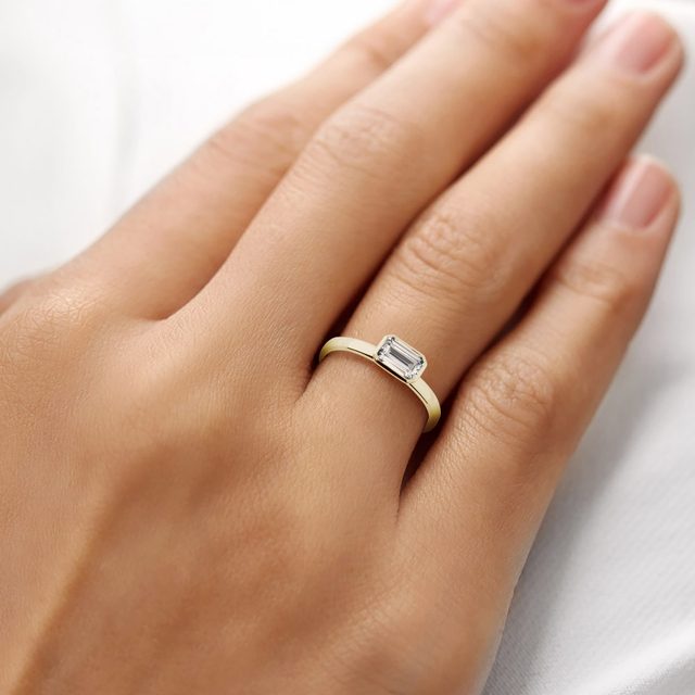 BAGUE EN OR JAUNE ET DIAMANT DE SYNTHÈSE TAILLE ÉMERAUDE - BAGUES AVEC DIAMANTS DE SYNTHÈSE - 