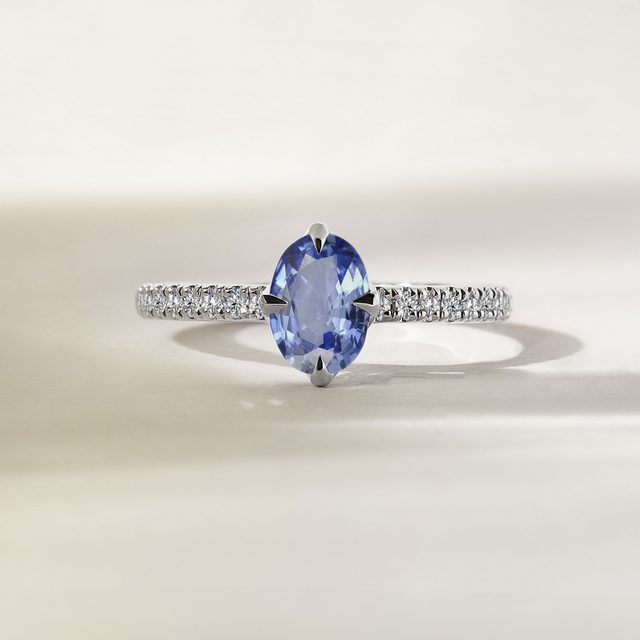 PIERŚCIONEK Z SZAFIREM W BIAŁYM ZŁOCIE - PIERŚCIONKI ZARĘCZYNOWE Z SZAFIREM - 