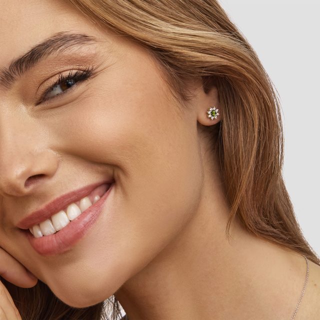 BOUCLES D'OREILLES FLEUR EN OR JAUNE, MOLDAVITES ET DIAMANTS - BOUCLES D'OREILLES EN MOLDAVITE - 