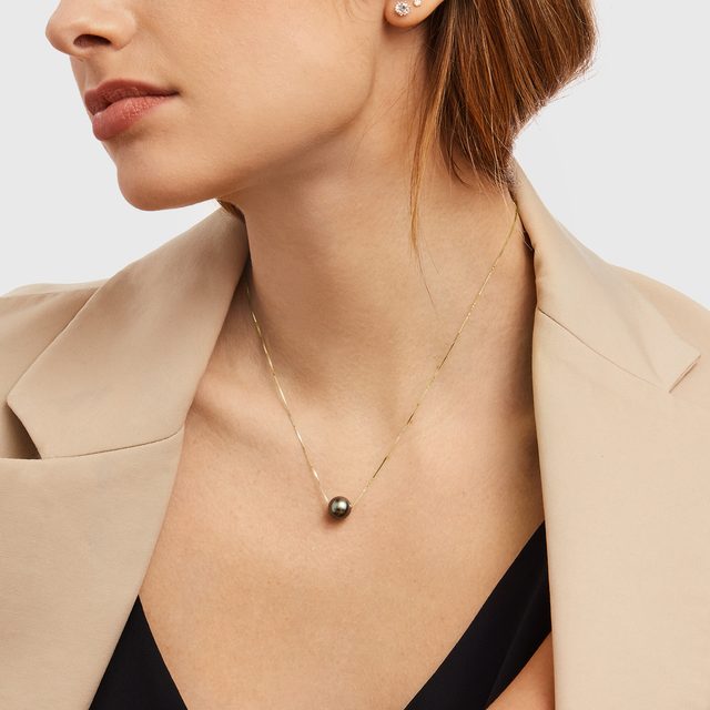 ENSEMBLE DE BOUCLES D'OREILLES ET UN COLLIER EN PERLES DE TAHITI - PARURES DE PERLES - 