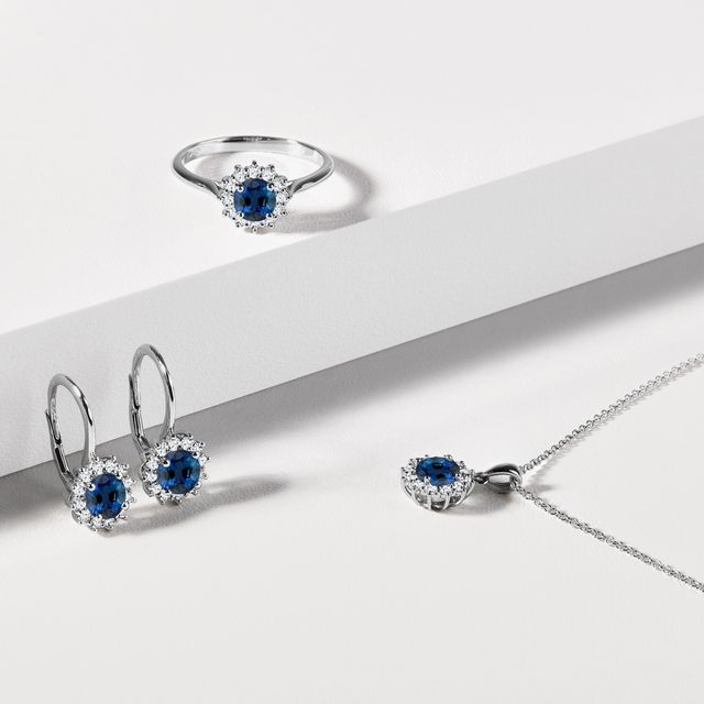 ENSEMBLE DE BIJOUX EN OR BLANC AVEC SAPHIRS ET DIAMANTS - ENSEMBLES DE BIJOUX EN GEMMES - 