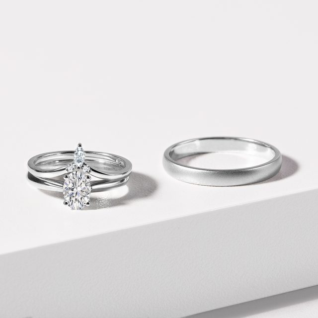 ENSEMBLE D’ALLIANCES EN OR BLANC, BAGUE CHEVRON ET FINITION SATINÉE - ENSEMBLES D’ALLIANCES EN OR BLANC - 