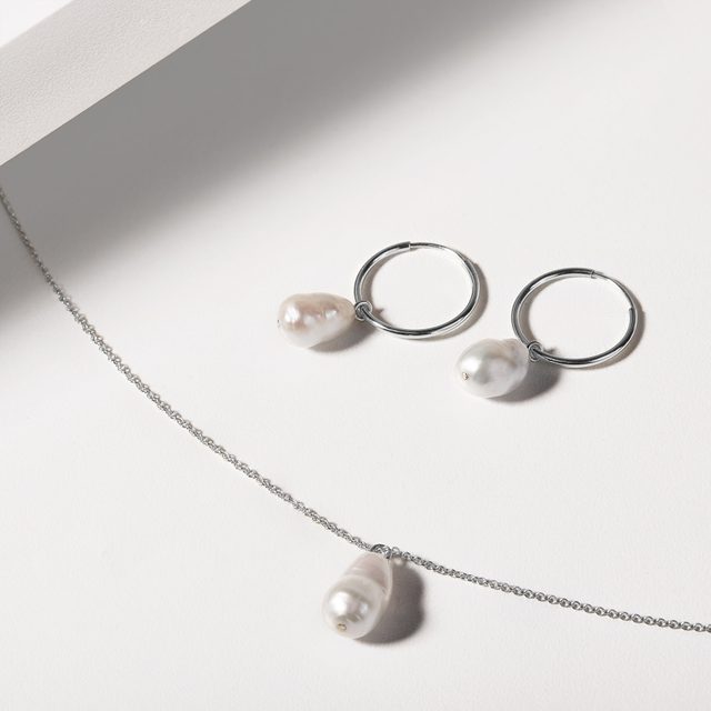 CRÉOLES EN OR BLANC ET PERLE D'EAU DOUCE - BOUCLES D'OREILLES EN PERLES - 