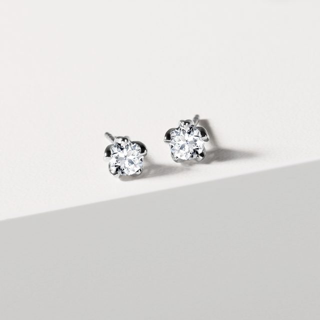 NÁUŠNICE KVETY Z BIELEHO ZLATA S BRILIANTMI - NAPICHOVACIE NÁUŠNICE S DIAMANTMI - 