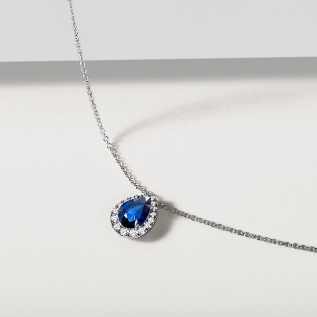 ELEGANTNÍ DIAMANTOVÝ NÁHRDELNÍK SE SAFÍREM V BÍLÉM ZLATĚ - NÁHRDELNÍKY SE SAFÍREM - 