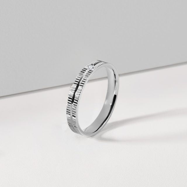 PRSTEŇ Z BIELEHO ZLATA S DIAMANTOM A VRÚBKOVANÍM - PRSTENE DIAMANT - 