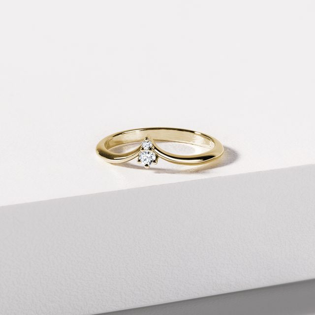 GELBGOLDENER CHEVRON-RING MIT DIAMANTEN IM BRILLANTSCHLIFF - TRAURINGE FÜR DAMEN - 