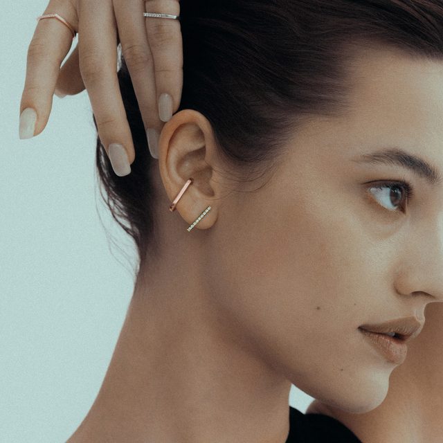 BOUCLES D'OREILLES BARRE EN OR JAUNE AVEC DIAMANT - BOUCLES D'OREILLES EN DIAMANT - 