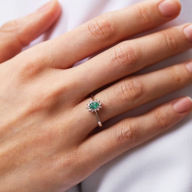 PRSTEN S OVÁLNÝM SMARAGDEM A BRILIANTY V BÍLÉM ZLATĚ - PRSTENY SE SMARAGDEM - 