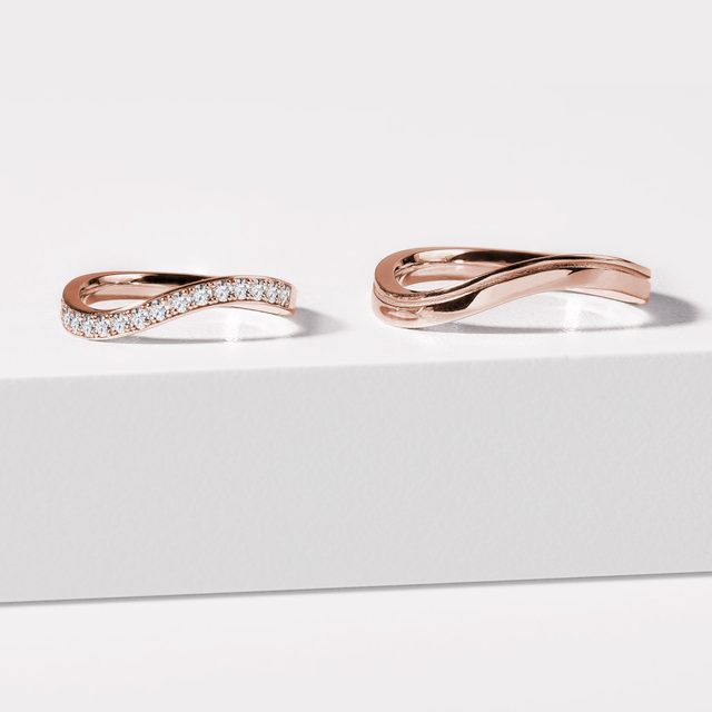 SET VON GEWELLTEN EHERINGEN IN ROSEGOLD - ROSÉGOLDENE TRAURINGE IM SET - 