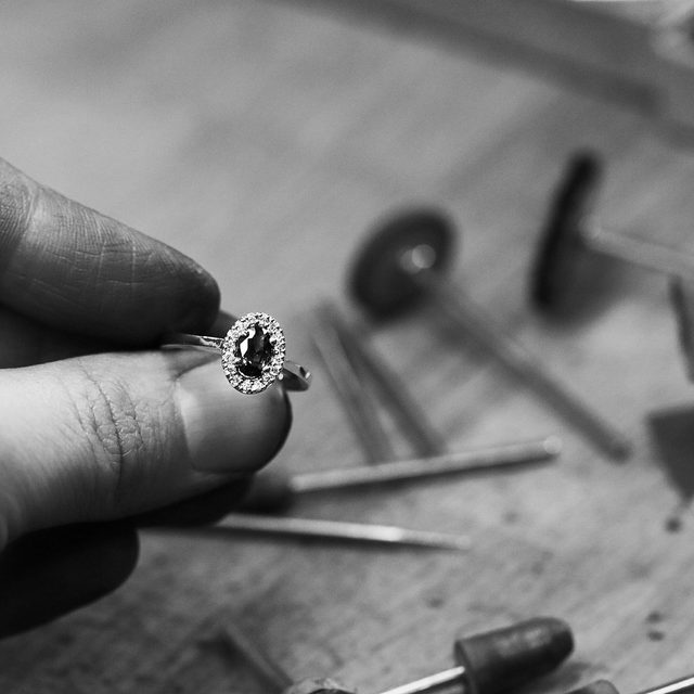 BAGUE EN OR JAUNE AVEC SAPHIR ET DIAMANTS - BAGUES DE FIANÇAILLES EN SAPHIR - 