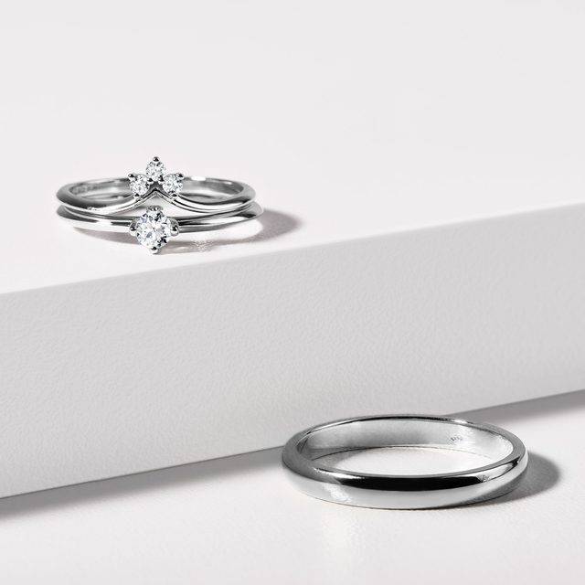 SNUBNÍ SADA CHEVRON SE 3 DIAMANTY V BÍLÉM ZLATĚ - SNUBNÍ SADY Z BÍLÉHO ZLATA - 