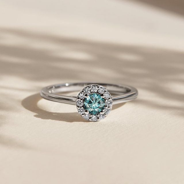 PRSTEŇ Z BIELEHO ZLATA S MODRÝM DIAMANTOM A BRILIANTMI - ZÁSNUBNÉ PRSTENE S FAREBNÝM DIAMANTOM - 