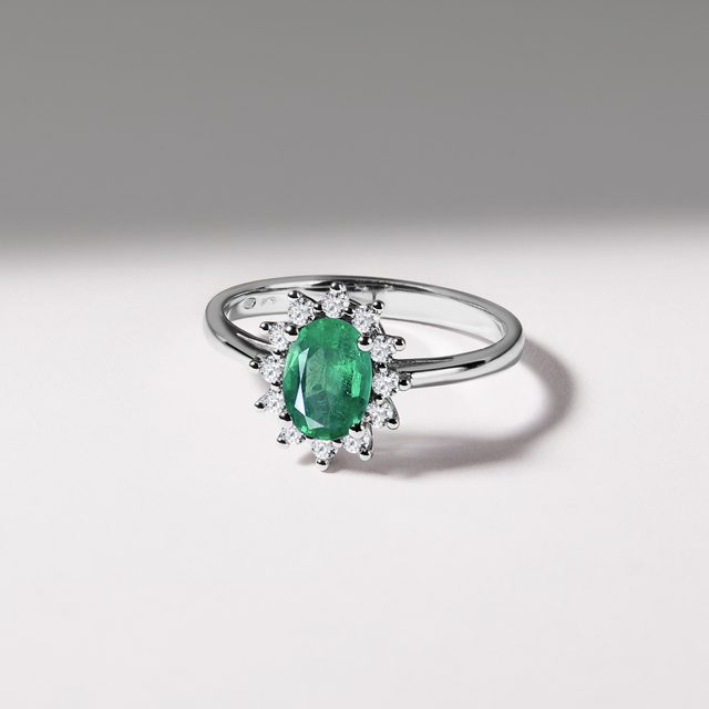 PIERŚCIONEK WYKONANY Z BIAŁEGO ZŁOTA Z DIAMENTAMI I SZMARAGDEM - PIERŚCIONKI ZE SZMARAGDAMI - 