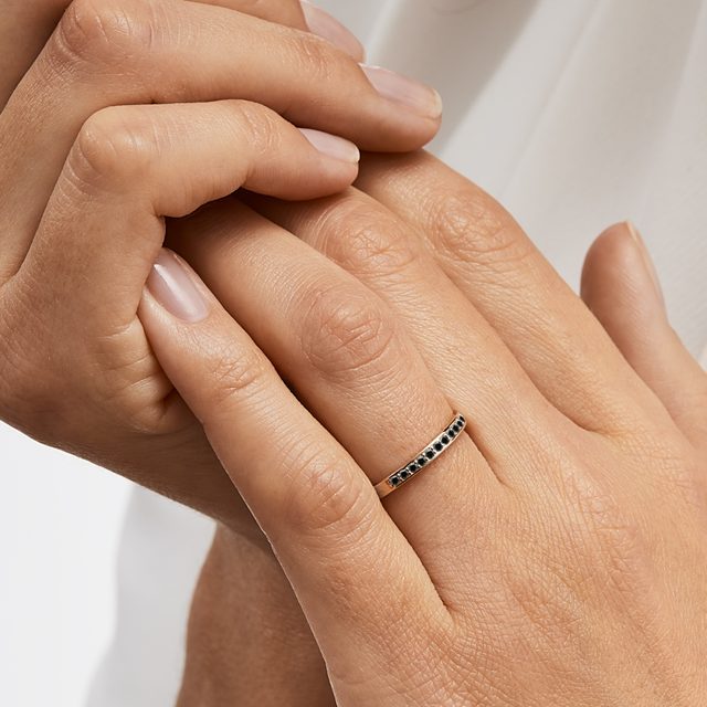 PRSTEN S ČERNÝMI DIAMANTY V RŮŽOVÉM ZLATĚ - DIAMANTOVÉ SNUBNÍ PRSTENY - 