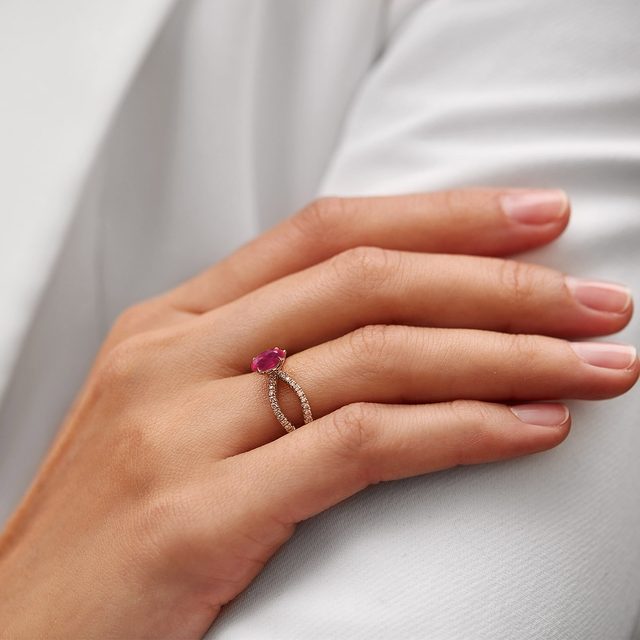 LUXURIÖSER DIAMANTRING MIT RUBIN IN 14K ROSÉGOLD - RUBIN-VERLOBUNGSRINGE - 