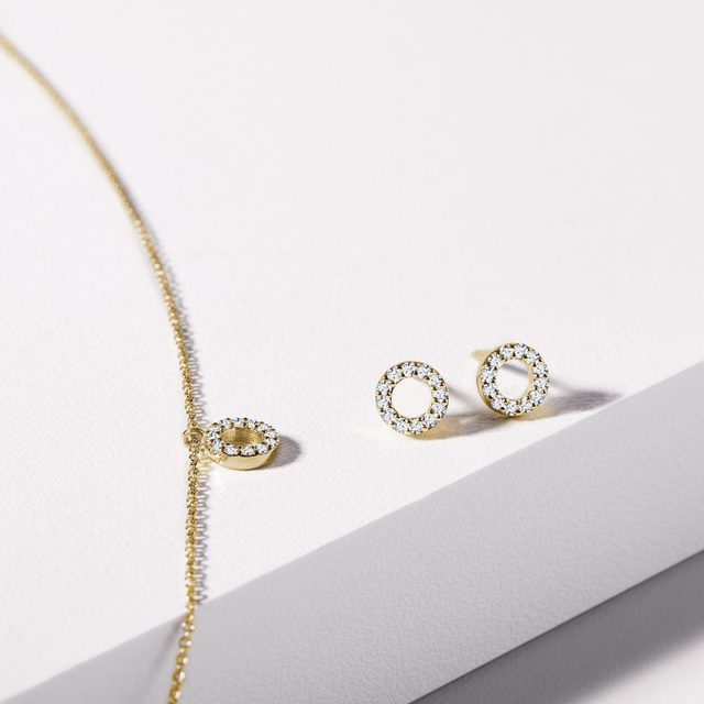BOUCLES D'OREILLES EN OR JAUNE ET DIAMANT - PUCES D'OREILLES EN DIAMANT - 
