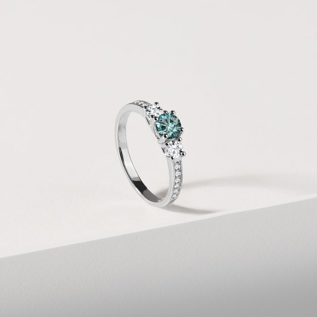 PRSTEN S MODRÝM A BÍLÝMI DIAMANTY V BÍLÉM ZLATĚ - ZÁSNUBNÍ PRSTENY S BAREVNÝM DIAMANTEM - 