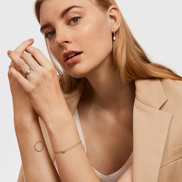 BAGUE EN OR JAUNE ET DIAMANT DE SYNTHÈSE TAILLE ÉMERAUDE - BAGUES AVEC DIAMANTS DE SYNTHÈSE - 