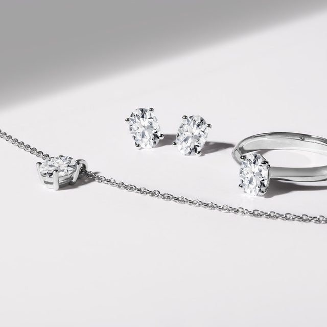 BAGUE DE FIANÇAILLES EN OR BLANC, AVEC DIAMANT TAILLE OVALE - BAGUES AVEC DIAMANTS DE SYNTHÈSE - 