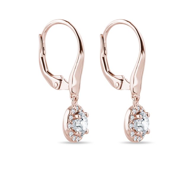 VISACÍ NÁUŠNICE HALO Z RŮŽOVÉHO ZLATA S DIAMANTY - DIAMANTOVÉ NÁUŠNICE - 