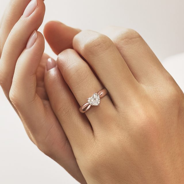 PIERŚCIONEK Z RÓŻOWEGO ZŁOTA Z LABORATORYJNYM DIAMENTEM SERCEM - PIERŚCIONKI Z LAB GROWN DIAMENTAMI - 